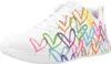A white sneaker with a colorful heart print. Voir les images du produit