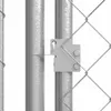 A close-up view of a metal gate latch mechanism on a chain-link fence. Voir les images du produit