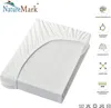 A white fitted sheet is shown on a mattress, with a logo and feature icons on the right side. Produktbild-Vorschau