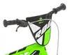 A close-up view of the handlebars and front of a child's bicycle. Voir les images du produit