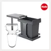 A kitchen waste bin system and a peeler are displayed against a white background. Voir les images du produit