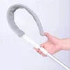 Grauer flexibler Staubwedel mit weiß-silbernem ausziehbarem Griff, von einer Hand vor weißem Hintergrund gehalten Produktbild-Vorschau