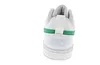 The back view of a white Nike Court Borough Low Recraft sneaker with a green stripe and the Nike logo on the heel. Anteprima dell’immagine prodotto