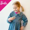 A young girl is shown wearing jewelry she has made, smiling and looking down at her hands. Anteprima dell’immagine prodotto