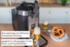 Die Unold Bierzapfanlage Franzl steht mit zwei gefüllten Biergläsern und einem Teller Brezeln auf de Produktbild-Vorschau