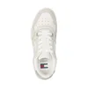 A top-down view of a single white and beige sneaker. Náhled obrázku produktu