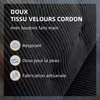 Close-up on a dark, textured fabric with overlaid text highlighting product features. Voir les images du produit