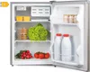 An open small refrigerator showing food items on its shelves. Voir les images du produit