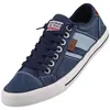 Auf dem Bild ist ein sportlicher Freizeitschuh zu sehen der in einem kräftigen Blauton gehalten ist. Der Schuh wird von der seitlichen Ansicht mit Blick auf die Außenseite präsentiert.