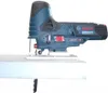 A Bosch jigsaw cutting into a piece of white material. Voir les images du produit