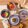 Ein-Personen-Geschirr-Set. Mit Speise, Suppe, Gemüse und Dessert. Am Tisch essen. Voir les images du produit