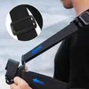 A person wearing a black t-shirt is shown from the chest up, with a black chest mount for a GoPro or DJI camera attached. The mount has adjustable straps and a buckle. Blue arrows indicate adjustment points. Anteprima dell’immagine prodotto