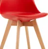 A close-up view of the seat and legs of a red chair with wooden legs. Voir les images du produit