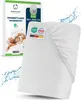 A product image showcasing a white fitted sheet, with packaging in the background. Water splashes are depicted around the product. Podgląd zdjęcia produktu
