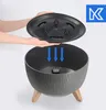 Hands holding a lid over a planter pot with arrows indicating airflow. Náhled obrázku produktu