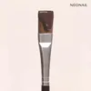 A close-up shot of a makeup brush with brown product on its bristles against a light gray background. Produktbild-Vorschau