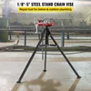 A steel stand chain vise is set up in what appears to be a workshop or industrial setting. Voir les images du produit