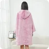 Kuschelige Hoodie Decke mit Ärmeln (Rosa) – Vielseitiger Produktbild-Vorschau 8