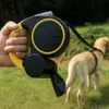 Laisse souple pour chiens avec lumière LED & distributeur Voir les images du produit 3