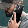A person wearing a cap holds a clear phone case with a Samsung phone inside. Produktbild-Vorschau