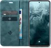 A teal flip-case wallet for a smartphone, showing credit cards and a banknote inside, with the smartphone screen displaying the time and date. Produktbild-Vorschau
