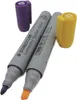 Two Staedtler Lumocolor flipchart markers, one purple and one yellow cap, are shown with their respective marker bodies. Voir les images du produit