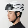 A man wearing a white bicycle helmet with a dark visor. Produktbild-Vorschau