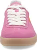 A close-up, front-facing view of a pink sneaker with white laces and a tan sole. Voir les images du produit