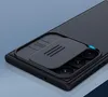 A close-up, angled view of a black smartphone case with a sliding camera cover. Anteprima dell’immagine prodotto