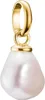 A close-up studio shot of a gold charm with a large baroque pearl. Anteprima dell’immagine prodotto