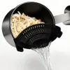 A clip-on strainer is shown attached to a pot filled with noodles, with water draining through the strainer. Voir les images du produit