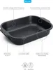 A black roasting pan with labels pointing out its features. Produktbild-Vorschau