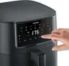 A hand is shown pressing a button on the digital display of a black air fryer. Produktbild-Vorschau