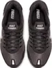 A top-down view of a pair of black Nike sneakers. Voir les images du produit