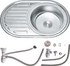 A stainless steel kitchen sink with a drainboard and a set of plumbing accessories laid out below it. Anteprima dell’immagine prodotto