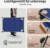 A person is holding a folded blue lounger, with feature callouts on the right. Produktbild-Vorschau