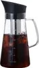 A glass pitcher filled with iced coffee and ice, with a black lid and a stainless steel infuser. Measurement markings are visible on the side of the pitcher. Náhled obrázku produktu