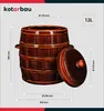 A brown ceramic barrel-shaped pot with its lid open, showing dimensions and capacity. Podgląd zdjęcia produktu