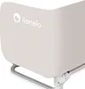 A close-up view of a beige bed guard with the brand logo visible. Voir les images du produit