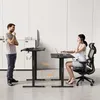 A man and a woman are shown using adjustable height desks in a modern office setting. The woman is seated and on the phone, while the man is standing and appears to be contemplating. Anteprima dell’immagine prodotto