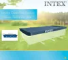 A rectangular pool cover is shown on top of a pool frame, with a diagram of the pool cover and dimensions on the left. The background is a blurred outdoor scene with grass and trees. Anteprima dell’immagine prodotto