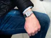 A person wearing a watch and jeans. Voir les images du produit
