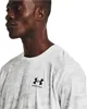 A close-up shot of a man wearing a white t-shirt with a camouflage pattern and the Under Armour logo. Produktbild-Vorschau