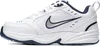 A side view of a white Nike Air Monarch IV shoe with navy accents. Produktbild-Vorschau