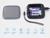 A battery charger with batteries inserted, next to its cover, with feature icons below. Produktbild-Vorschau