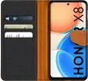 A flip case wallet for a smartphone is shown open, revealing card slots on one side and the smartphone on the other. Produktbild-Vorschau