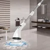 A white electric cleaning brush with a telescopic handle is shown cleaning a tiled bathroom floor, with water splashing around the brush head. Voir les images du produit
