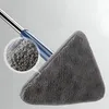 Grauer dreieckiger Mikrofaser-Moppkopf mit blauem und silbernem Stiel, Nahaufnahme des plüschigen Stoffes Produktbild-Vorschau