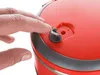 A hand is shown pressing a latch on a red container. Voir les images du produit