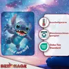 A blanket featuring the character Stitch from Lilo & Stitch, set against a starry, cosmic background. Informational icons and text are overlaid on the right side. Anteprima dell’immagine prodotto